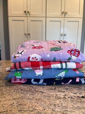 Pajama pants lot (4 pairs)